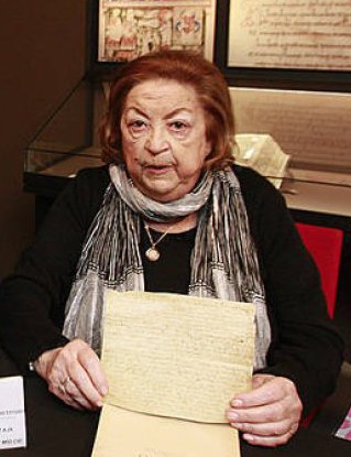 M.ª del Carmen Gutiérrez Aja sosteniendo uno de los documentos facsímiles, en la presentación del libro