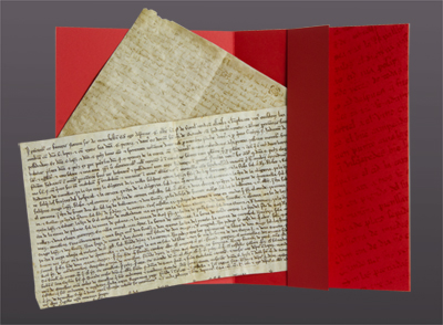 Los dos documentos facsímiles reproducidos por Editorial Siloé, sobre la carpeta roja de la edición